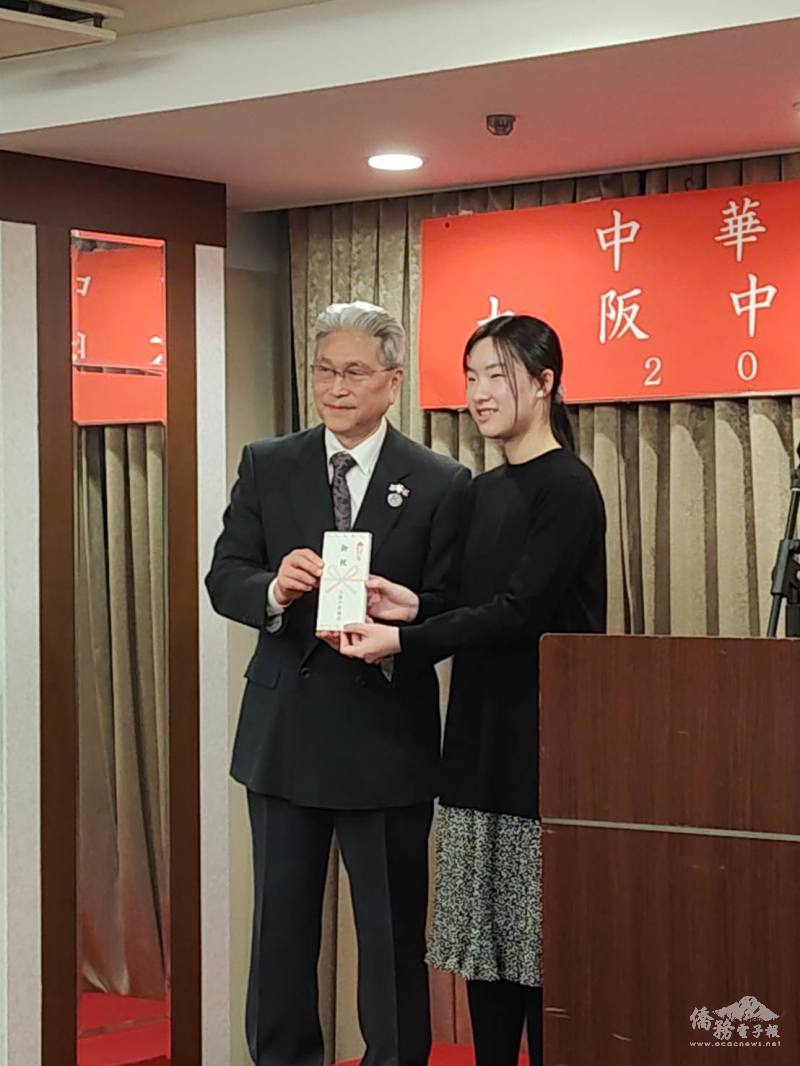 葉山祐造(左)贈送成人式賀禮