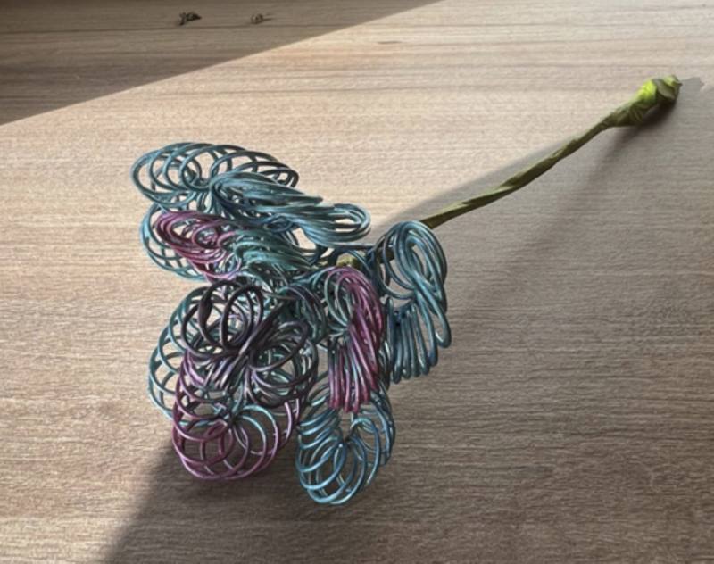 學生藉由鐵絲花創作抒發情緒