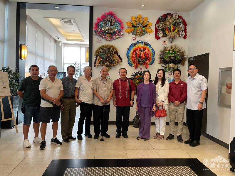 周民淦夫婦於飯店與描戈律地區僑界人士合影