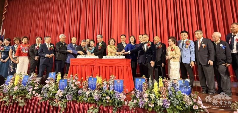 與會貴賓共切蛋糕祝賀