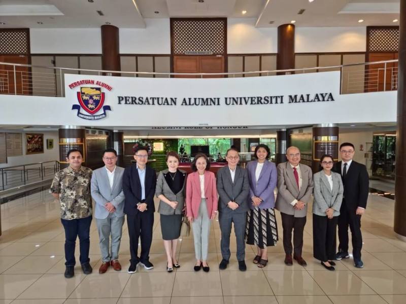 駐馬來亞西代表處23日與學界合辦研討會，聚焦區域經濟議題。駐馬來西亞代表連玉蘋（左5）出席。（駐馬來西亞代表處提供）