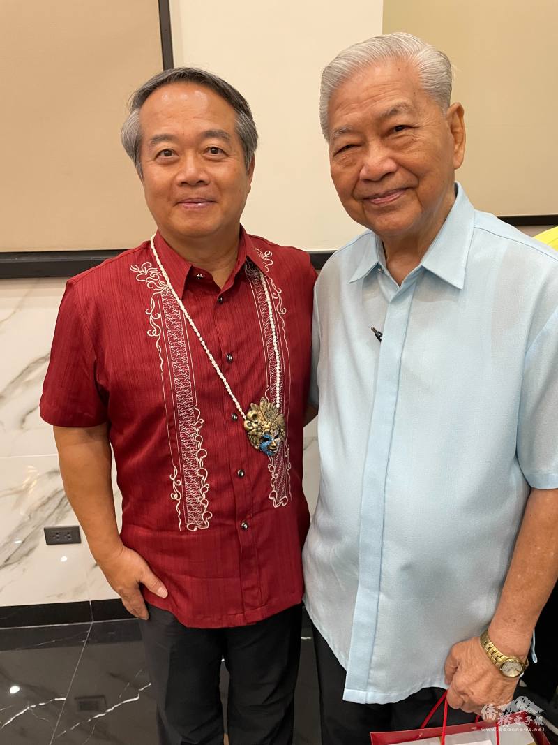 周民淦與僑務諮詢委員洪宗華(右)合影