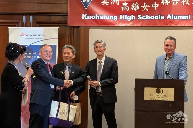 高雄女中校長鄭文儀（左2）致贈鑽石吧高中校長David Hong（右2）紀念禮物，核桃市學區總監Dr. Robert P. Taylor（右1）及學區教委主席佟儀（右3）亦一同受贈