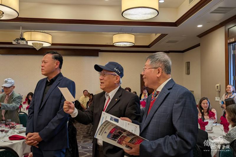 高雄中學校友、中華民國國策顧問林榮松（中）與學生及校友一同合唱高雄中學校歌