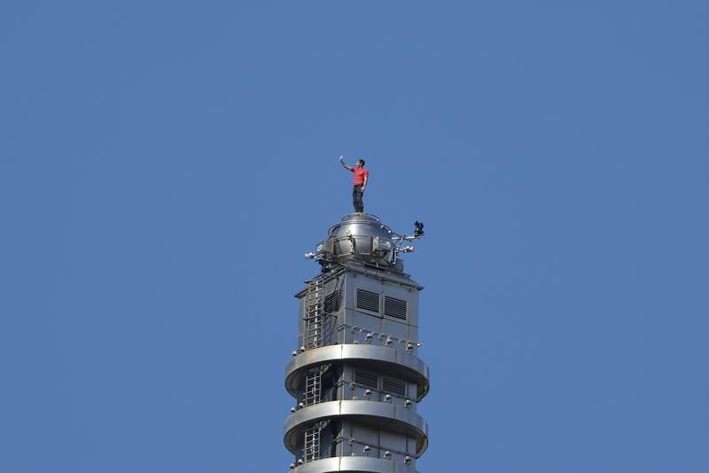 U.S. climber Alex Honnold successfully ascends Taipei 101 on Sunday. CNA photo Jan. 25, 2026