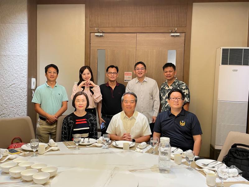 周民淦於1月23日中午與班乃文化協會、中山中學校友會及菲華青年服務團怡朗分團代表合照