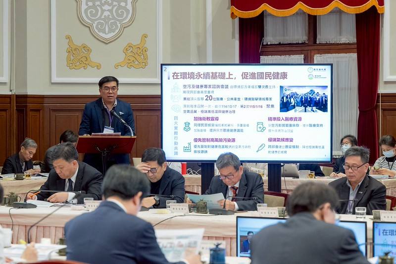 Minister of Environment Peng Chi-ming presents the report on the interim results and future prospects for net-zero transition in six major sectors.