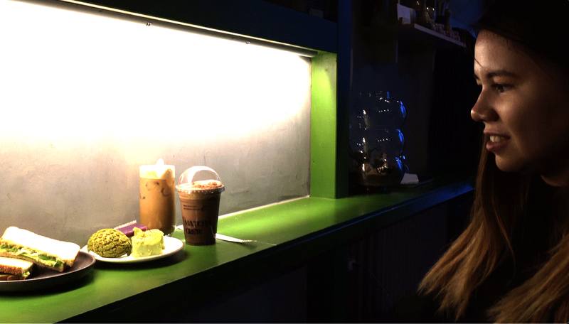 芬蘭抹茶專賣店台裔創辦人魏伊娃與店內聯名馬來西亞主題快閃（Pop-up）套餐合影。藉由跨界合作吸引多元客群，此經營策略讓抹茶專賣店成功在赫爾辛基市中心建立品牌聲量。