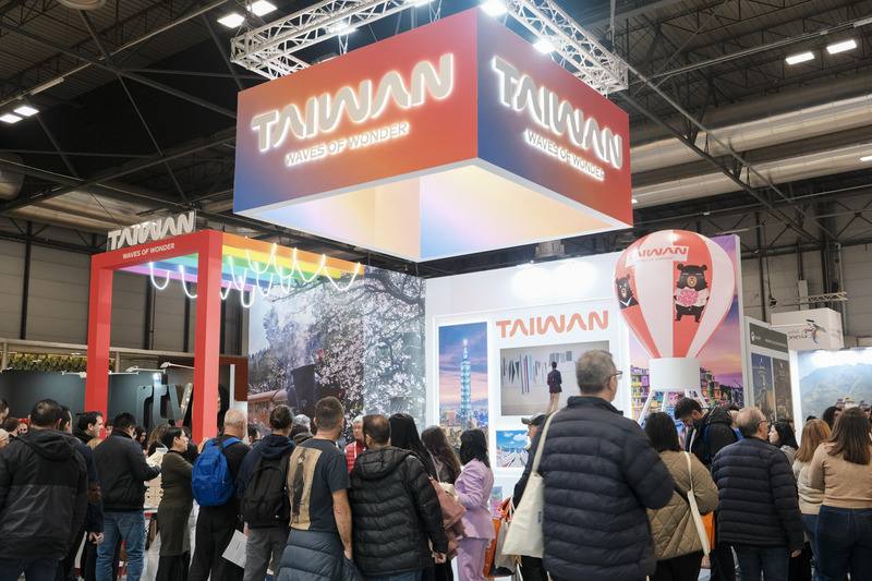 西班牙馬德里國際旅展（FITUR）21至25日在馬德里舉行，台灣館以全新觀光品牌「台灣魅力‧驚喜無限」為主題參展，由溫暖活潑的「橘色」結合象徵同志友善的「彩虹」元素設計打造，並以多元互動體驗展現觀光活力，人潮絡繹不絕。
