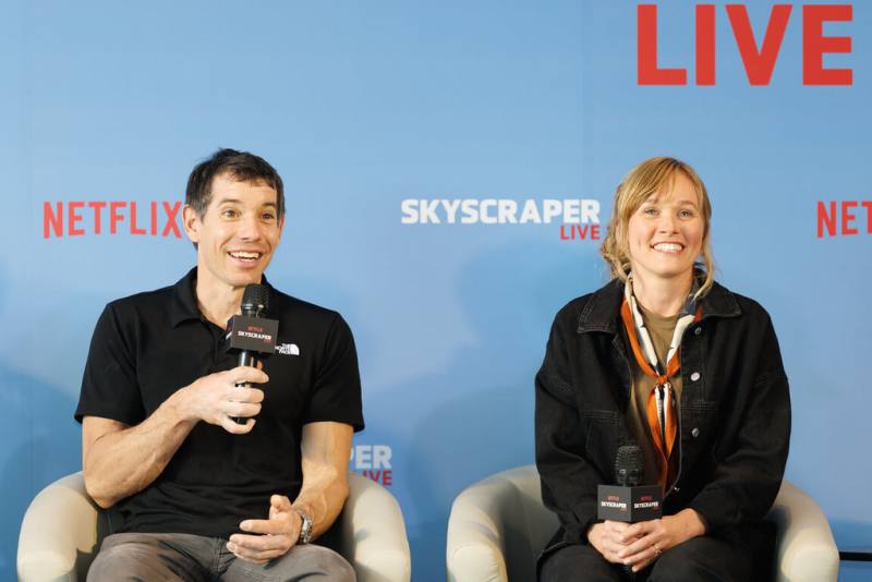 美國自由攀岩好手霍諾德（Alex Honnold）（左）25日花了91分鐘攻頂台北101，他的妻子Sanni Honnold（右）也現身力挺。（Netflix提供）