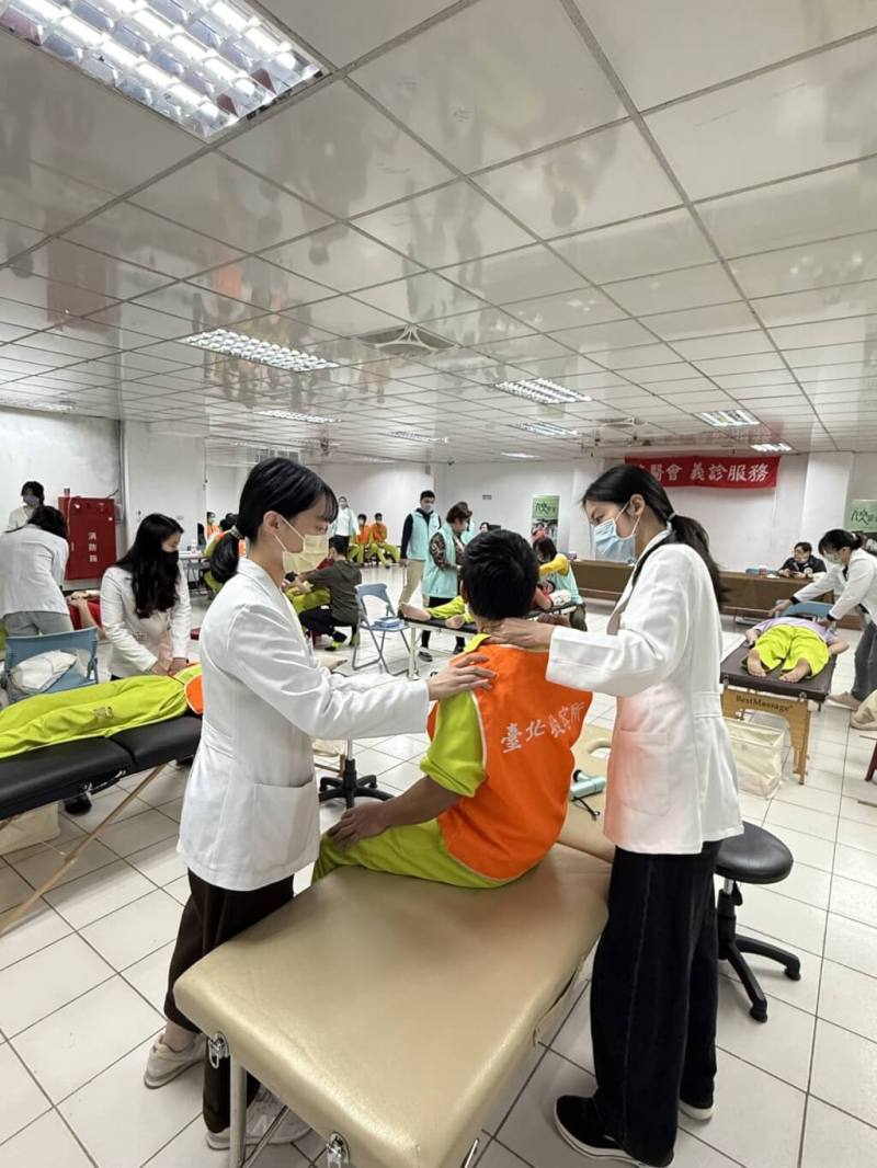 移民署北區事務大隊台北收容所25日攜手俠醫會共辦中醫義診活動，醫師們替受收容人進行筋骨調理及復健。（移民署提供）