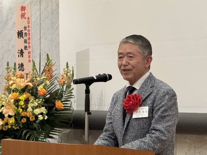 行政院政務顧問、前日本自衛隊統合幕僚長岩崎茂25日出席在日台僑團體「全日本台灣連合會」新年會時直言，2019年底COVID-19疫情剛爆發之際，日本政府對情勢幾乎一無所知，反而是台灣率先掌握異狀，並主動向日本提供多項關鍵資訊。（駐日代表處提供）