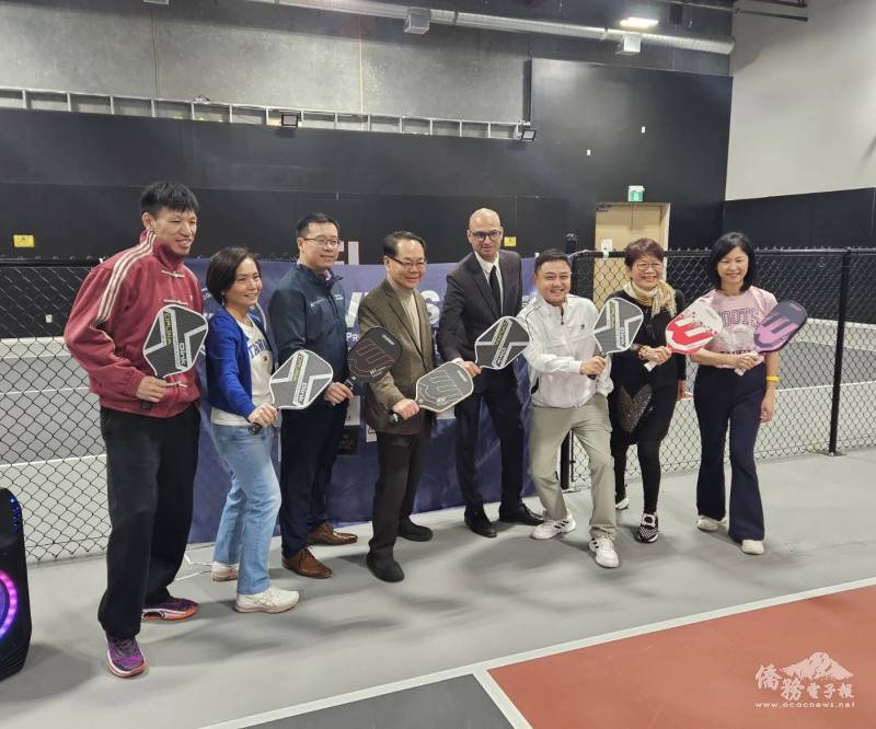 與會貴賓合影(駐溫哥華辦事處處長劉立欣（左二）、僑務組組長郭淑貞（右一）、國會議員區澤光（左四）、省議員陳瀚生（左三）、省議員屈潔冰（右二）、Andy Liu會長（右三）