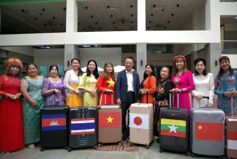 嘉義縣政府26日在縣府中庭舉辦「2026台灣燈會—新住民燈區」宣傳記者會，由來自越南、印尼、緬甸等國的新住民姊妹，手拉行李箱開場；右6為縣長翁章梁。（嘉義縣政府提供）