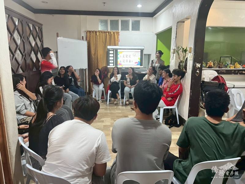 國立成功大學學生黃湘嫈於宿霧臺灣協會2026年第一期華語學習營中進行華語教學，帶領學生學習基礎華語與臺灣文化