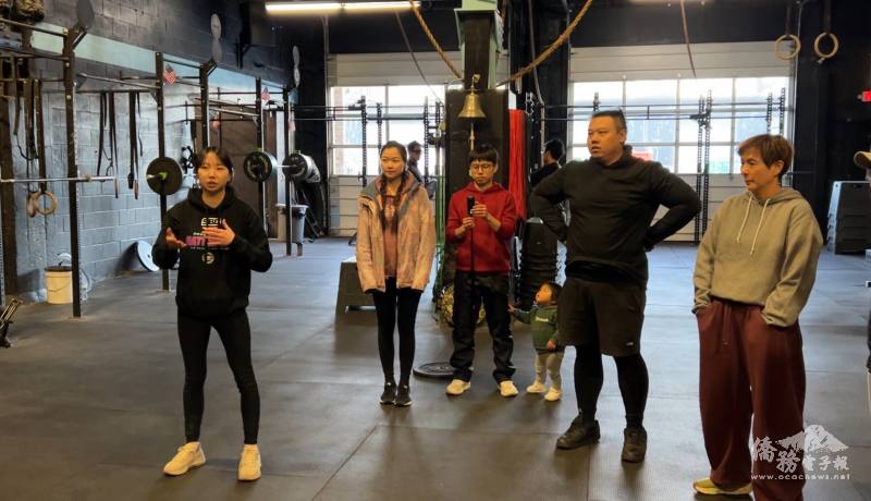 共會長黃意庭 (左) 與教練群