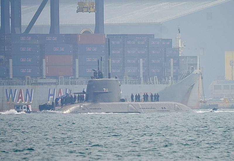 潛艦國造原型艦「海鯤號」26日上午出高雄港，第6度出海測試。
