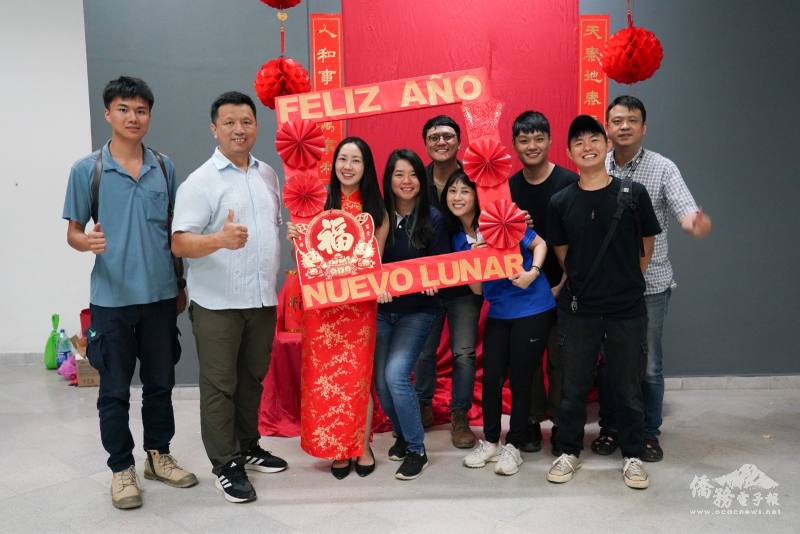 巴拉圭客屬宗親會會長廖哲毅(左二)與巴拉圭地方創生協會會長吳虹毅(右一)感謝主辦單位邀請