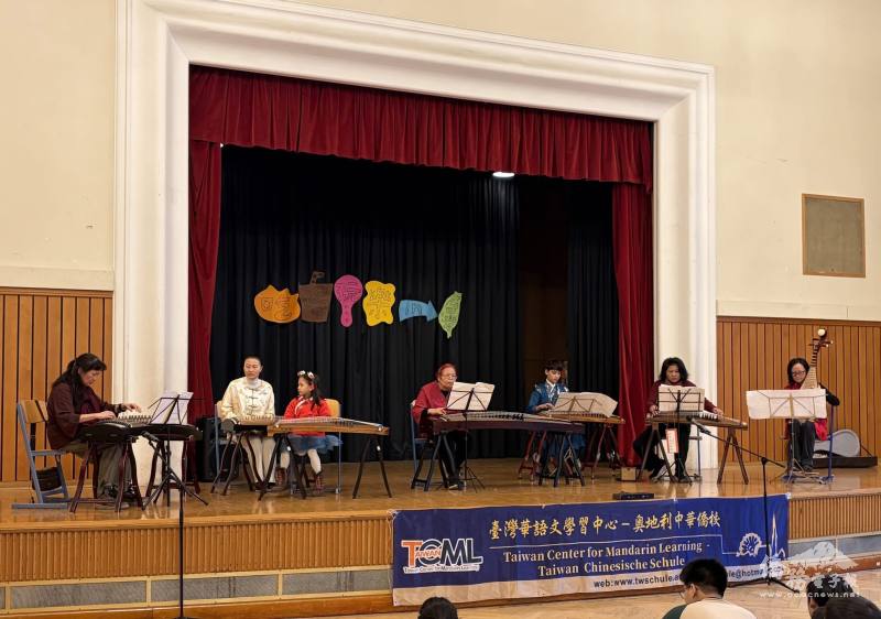 僑校彈撥班演出〈彝族舞曲〉，為園遊會的精彩表演揭開序幕