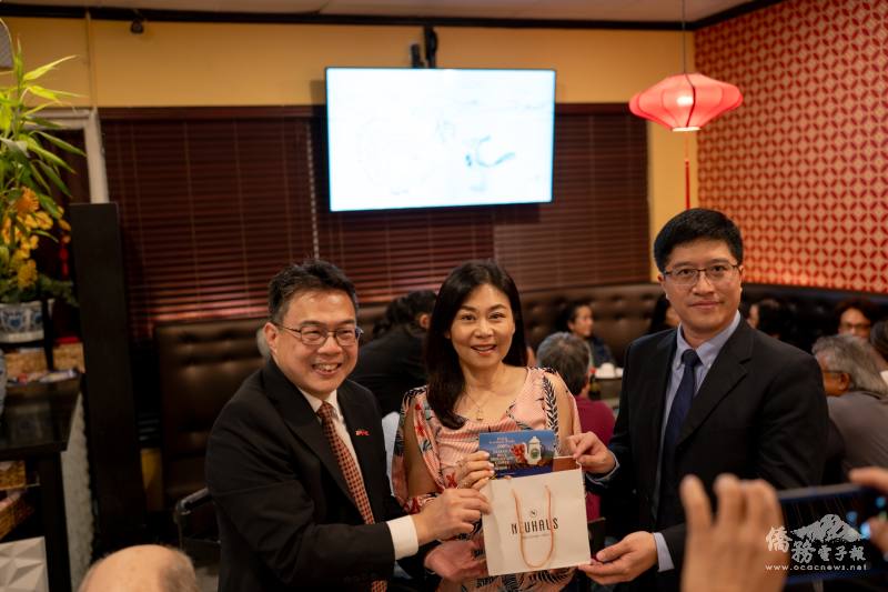 周啟宇致贈牙買加咖啡予周美倫