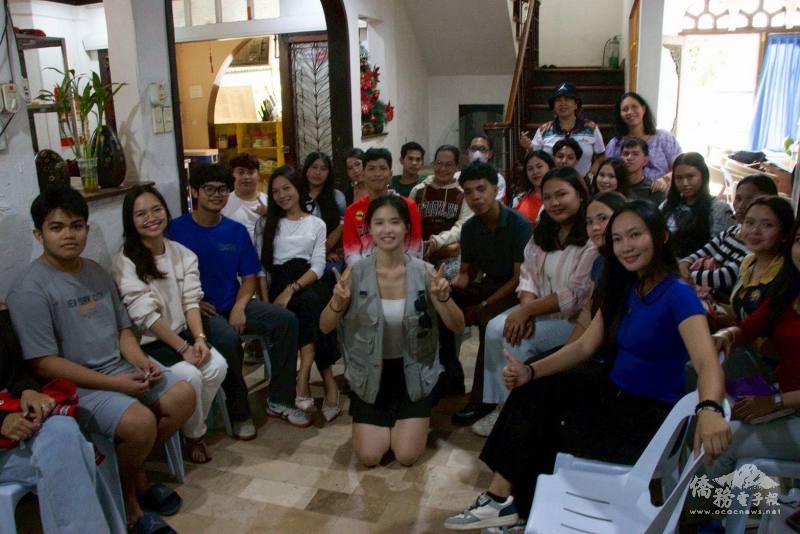 宿霧臺灣協會2026年第一期華語學習營課程期間，黃湘嫈與楊震騰與學生合影