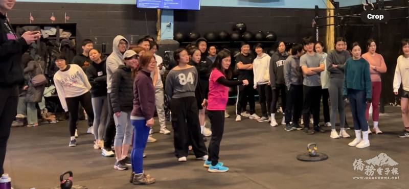 共會長朱馨翎 (中) 與隊員們一起參加訓練