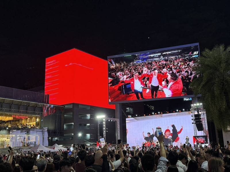 泰國2月8日將舉行大選，泰國為泰黨23日在曼谷商場舉行大型造勢活動，吸引許多選民到場支持。