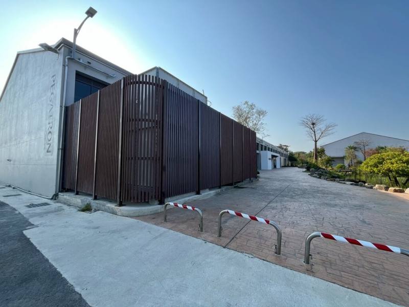 高雄市工務局新工處表示，高雄港蓬萊商港區2座歷史倉庫「棧五」與「棧六」已完成整修啟用。（高雄市工務局提供）