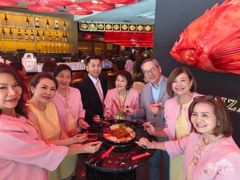 駐馬來西亞辦事處公使卜正珉(右3)與世華吉隆坡成員一同進行「撈生」祝福儀式