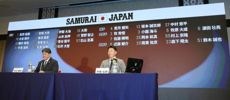 世界棒球經典賽日本隊總教練井端弘和（右）26日公布第3波10人名單。（共同社）