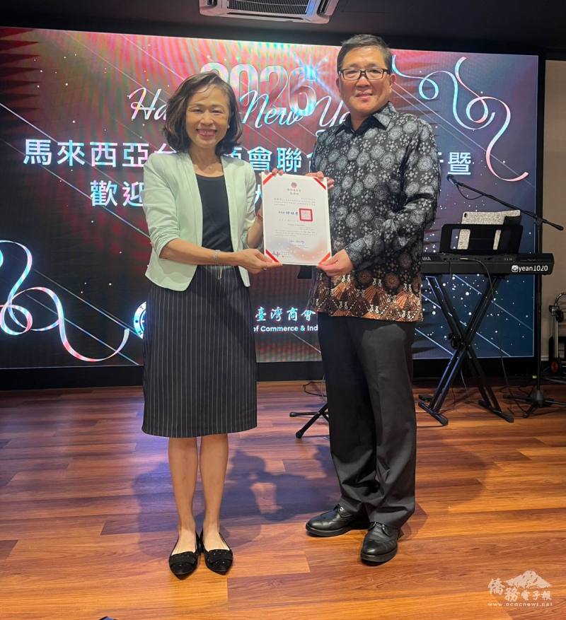 連玉蘋大使(左)轉頒僑務委員會感謝狀予林凱民國策顧問(右)