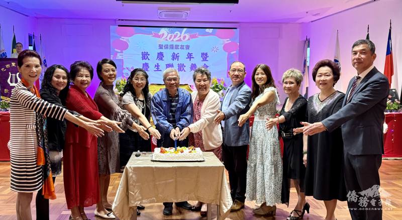 組長徐澤玗（左四）、主任尤正才（右五）、臺貿中心主任施懿倫（左二）、歌友會會長游淑君（左五）、僑務諮詢委員張宏昌（右一）、中華會館理事長斯碧瑤（右六）、世華巴西分會會長林月嬌（左三）、巴西華人資訊網創辦人支黃秀莉（左一）和壽星合切生日蛋糕