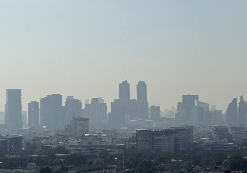 泰國曼谷市區PM2.5濃度達到紅色警戒級別，建築物被霧霾籠罩，呈現一片灰濛濛。