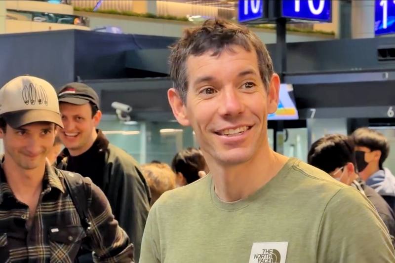 Alex Honnold looks back before he left Taiwan at Taoyuan International Airport on Monday. CNA photo Jan. 26, 2026