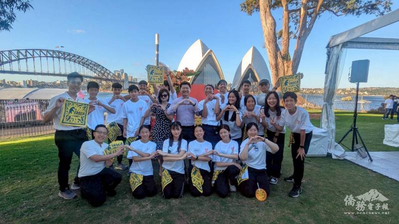 駐雪梨辦事處處長吳正偉與FASCA雪梨分會學員合影