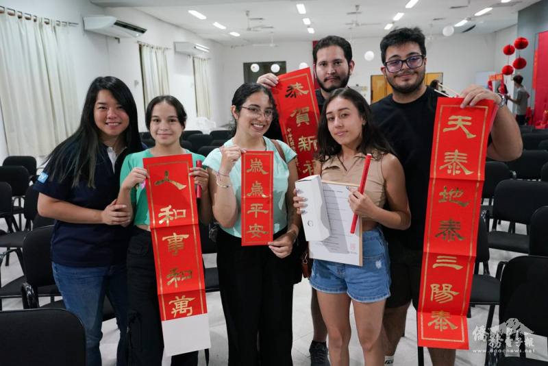 皮拉爾鄉親們展示來自臺灣的春聯