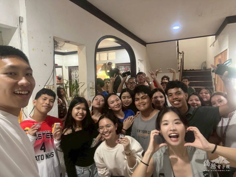 國立成功大學學生黃湘嫈與楊震騰於2026年宿霧臺灣協會第一期華語學習營中，與參與學生合影留念