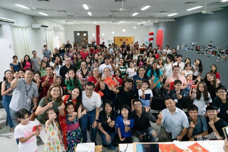 呂庭宇(二排左二)與全體鄉親互祝新年快樂