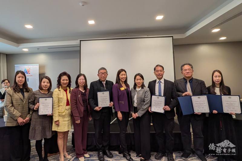 蒙特利公園市長楊安立（右5）頒贈褒獎狀，感謝臺中榮總副院長周元華（左5）率團隊來美舉辦健康講座