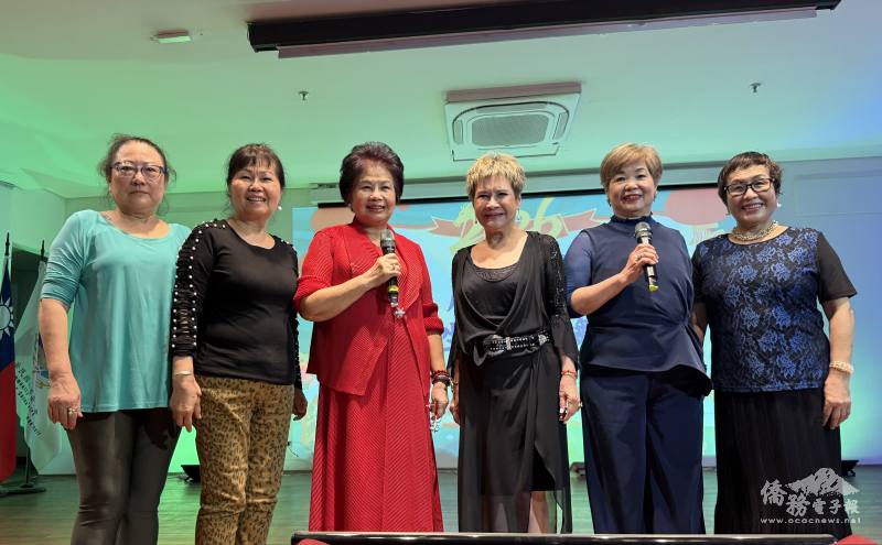 歷任會長和理監事代表合唱〈戀情海〉