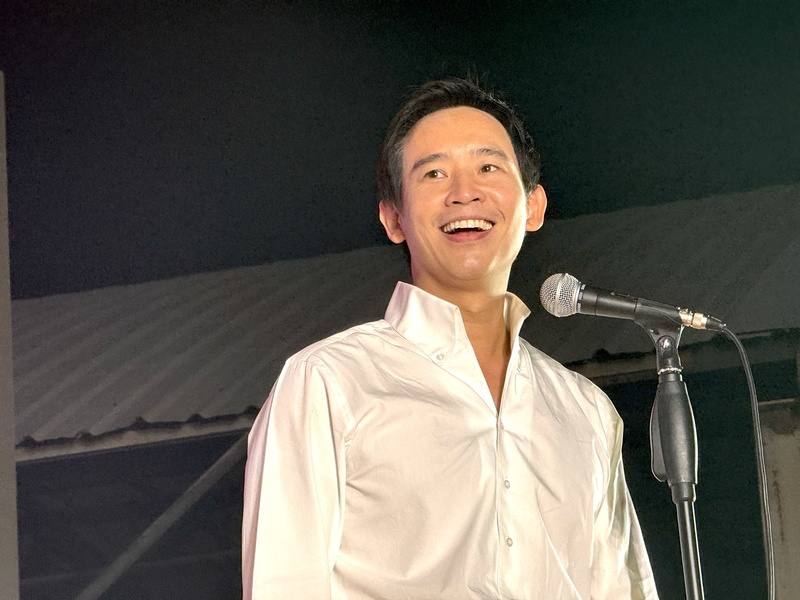 泰國已解散的前進黨（Move Forward）黨魁皮塔（Pita Limjaroenrat）近期較少公開現身政壇，他25日重返選舉造勢舞台，出席人民黨舉行的競選活動。