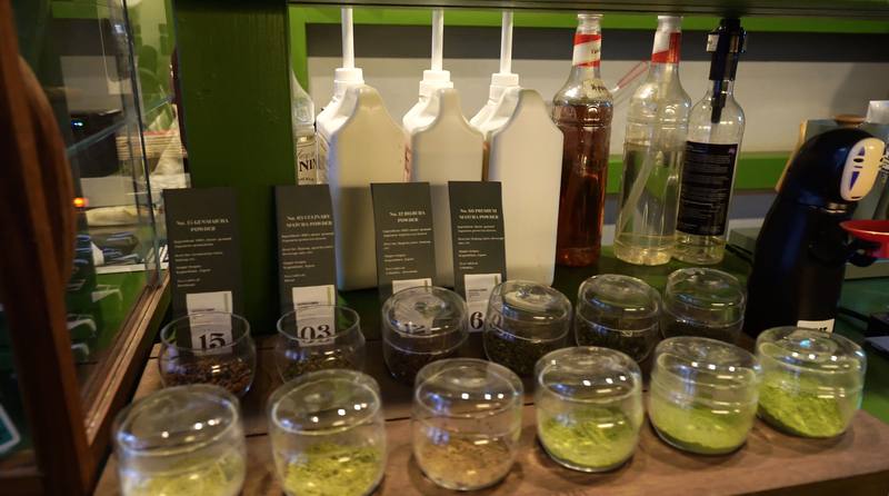 芬蘭抹茶專賣店展示區陳列各款日本進口茶粉。創辦人魏伊娃除經營零售門市，更兼任進口商與批發商。