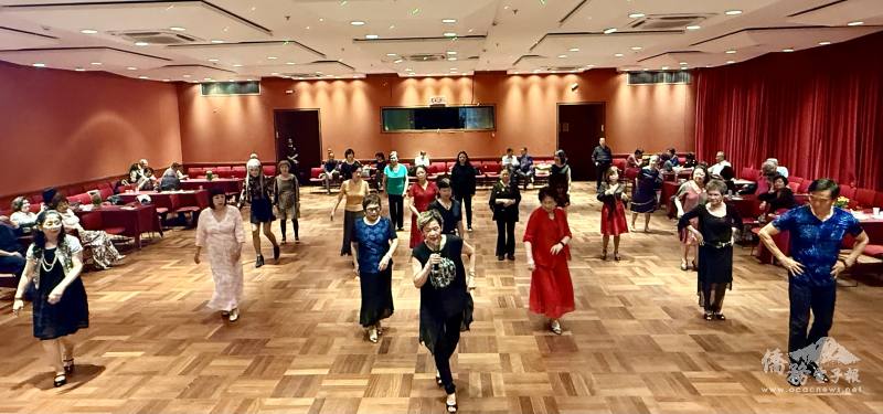 老師陳柔君（前排穿黑色衣服）帶領大家跳團體舞