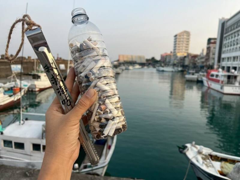 小琉球近期推出「撿菸蒂換小禮物」環保行動，鵬管處邀請遊客在旅途中順手撿拾最容易被忽略的海岸垃圾菸蒂，讓環保行動自然融入旅遊行程，實踐責任旅遊。（鵬管處提供）