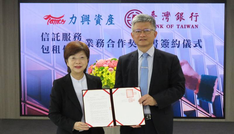 台灣金聯子公司力興公司26日與台灣銀行簽署業務合作契約書，圖為台灣金聯公司兼力興公司董事長宮文萍（左）與台灣銀行總經理吳佳曉（右）。（台灣金聯公司提供）