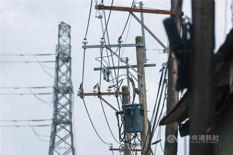 鳥獸釀停電13年來降5成　台電今年拚50萬電桿被覆化
2026/1/26 17:18（1/26 19:12 更新）
台電持續進行線路被覆化工作，終極目標是不用取下鳥獸築巢，就能保護電桿，今年預計完成50萬桿被覆化。（中央社檔案照片）