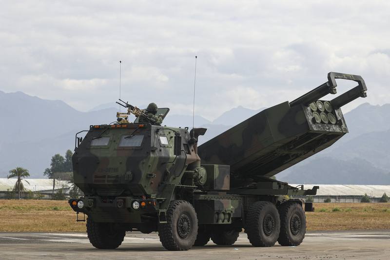 國防部27日舉行民國115年春節加強戰備媒體邀訪活動，陸軍部隊進行地空整體操演，出動HIMARS海馬士多管火箭系統發射車實施遠距精準火力跨區增援。中央社記者鄭清元攝