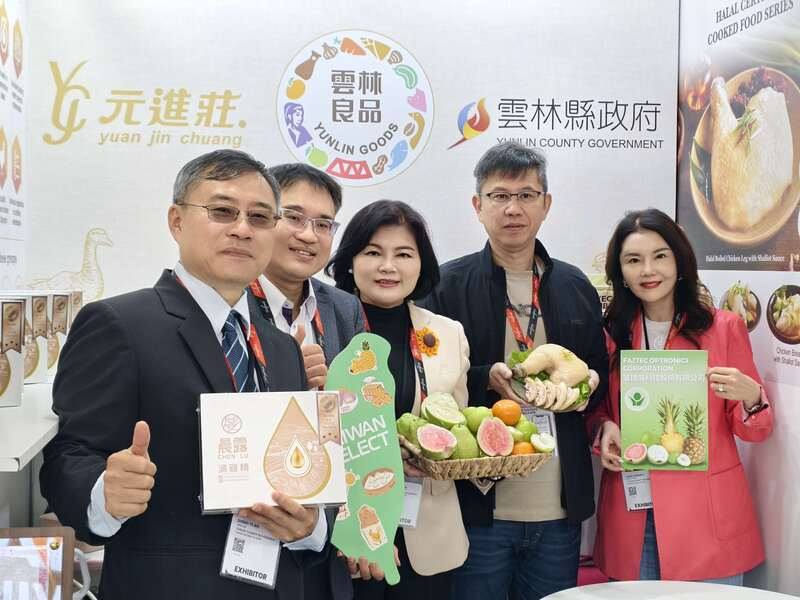 波灣食品展（Gulfood）26日起至30日在杜拜世博城舉辦，其中雲林縣以「雲林良品」品牌前往參展，展售芭樂、茂谷、蜜棗和雞肉調理包，開拓穆斯林市場。雲林縣長張麗善（中）率團為業者們加油打氣。（雲林縣府提供）