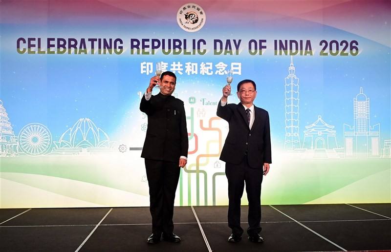 Taiwan Vice Foreign Minister Baushuan Ger (right) and Ninad Deshpande raise a toast to guests at the Republic Day of India event in Taipei on Monday. Photo courtesy of the India Taiwan Association