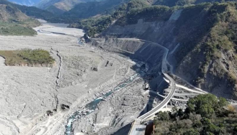 南橫公路「明霸克露橋」部分橋梁段遭土石流沖毀，交通部公路局新建「瓦筏哈橋」銜接尚未沖毀的橋梁段，預計28日開放通車。（公路局南區養護工程分局甲仙工務段提供）